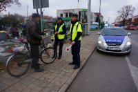 Policjanci dbają o bezpieczeństwo pieszych i rowerzystów