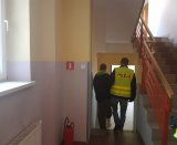 Policjanci doprowadzają włamywacza