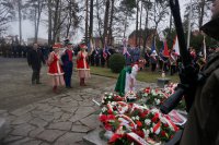 Kwiaty składają członkowie zespołu Halka