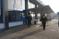 Policjanci sprawdzają dworzec w Lublińcu