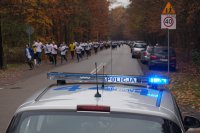 Policjanci czuwają nad uczestnikami biegu