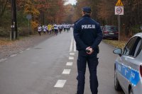 Policjant zabezpieczający bieg