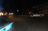 Policjanci w miejscu, gdzie doszło do potrącenia pieszego