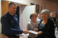Policjant przekazuje karty
