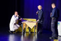 Policjanci demonstrują zasady działania koperty