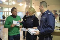 Policjanci przekazują karty