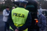 Policjanci i młodzież podczas akcji Jabłuszko czy cytrynka?