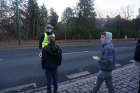 Policjant zatrzymuje pojazd do kontroli