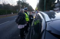Policjanci i dzieci rozmawiają z kierowcą