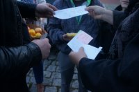 Kierowca przyjmuje mandat z uśmiechem