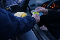 Policjanci wręczają odblaski