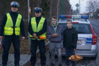 Wspólne zdjęcie policjantów z młodzieżą