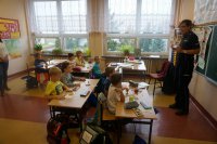 Policjantka z Zespołu ds. Nieletnich omawia zasady bezpieczeństwa na drodze