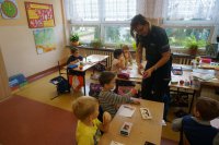 Policjanci przekazują odblaski