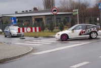 Uczestnik zawodów wjeżdża na ulicę Witosa