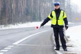 Policjant drogówki zatrzymuje auto do kontroli
