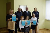 Finaliści konkursu na zdjęciu z wójtem i policjantami