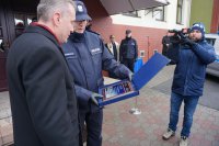 Wręczanie pamiątkowego ryngrafu Wójtowi Gminy
