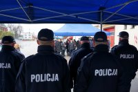 Uczestnicy uroczystości przed posterunkiem