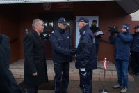 Wręczenie kluczyków do nowego radiowozu kierownikowi posterunku