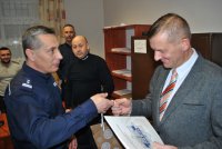 Pierwszy Zastępca Komendanta Powiatowego dziękuje Komendantowi Komisariatu w Woźnikach