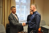Komendant Komisariatu gratuluje swojemu następcy