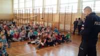 Dzielnicowy rozmawia z dziećmi