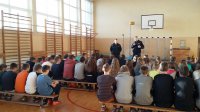 Spotkanie profilaktyka i dzielnicowego z młodzieżą