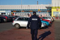 Dzielnicowy patroluje centrum handlowe