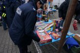 Policjanci kontrolują stoiska z fajerwerkami