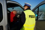 Policjant próbuje rozmawiać z pijanym pasażerem