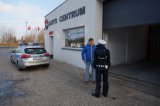 Policjant rozmawia z pracownikiem warsztatu
