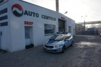 Radiowóz stoi przy warsztacie