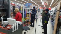 Mundurowi sprawdzają punkty sprzedaży