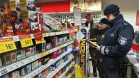 Policjanci kontrolują sprzedawane fajerwerki