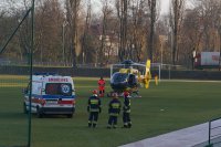 Helikopter zabiera rannego mężczyznę