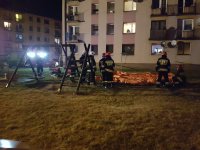 Strażacy rozbijają namioty