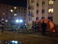Strażacy i ewakuowani ludzie
