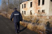 Policjant kontroluje pustostan
