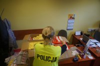 Policjanci układają &quot;lewy&quot; towar