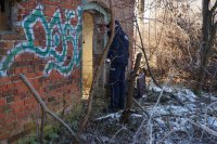 Policjanci kontrolują miejsca, w których  przebywają bezdomni