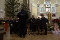 Muzycy z KWP grają kolędy i pastorałki