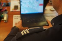 Policjant pracuje nad mapą zagrożeń