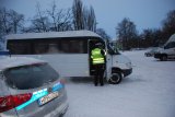 Policjant kontroluje busa