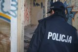 Policjanci kontrolują pustostany