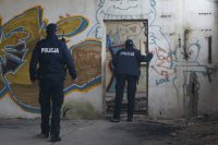 Policjanci zagladają czy w budynku nikogo nie ma