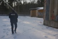 Mundurowi sprawdzają niezamieszkałe budynki