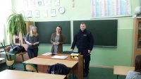 Rozmowa policjantów z wolontariuszami