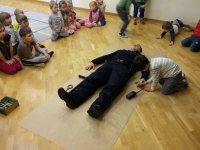 Spotkanie policjanta z przedszkolakami