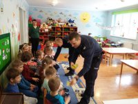 Policjanci wręczają elementy odblaskowe